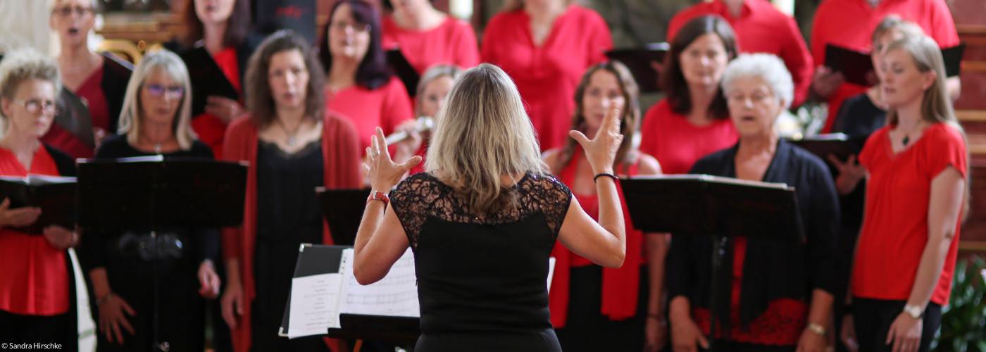 Chorsängerinnen vor dem Altar in einer Kirche