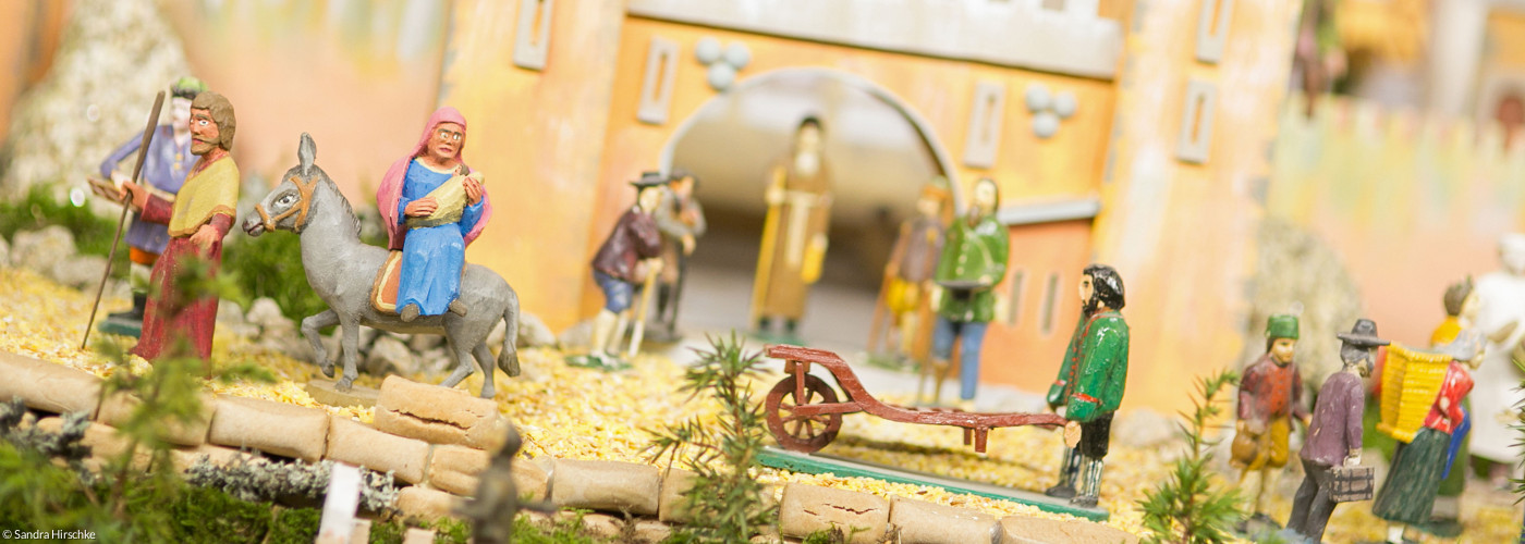 Maria und Josef mit dem Jesuskind als kleine Schnitzfiguren