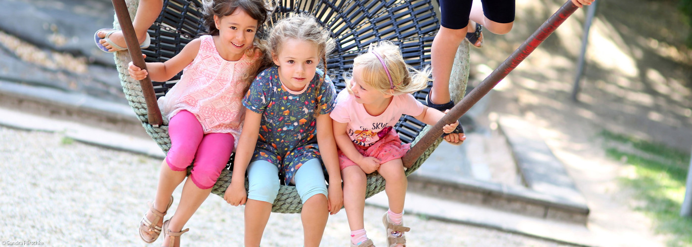 Schaukelnde Kinder