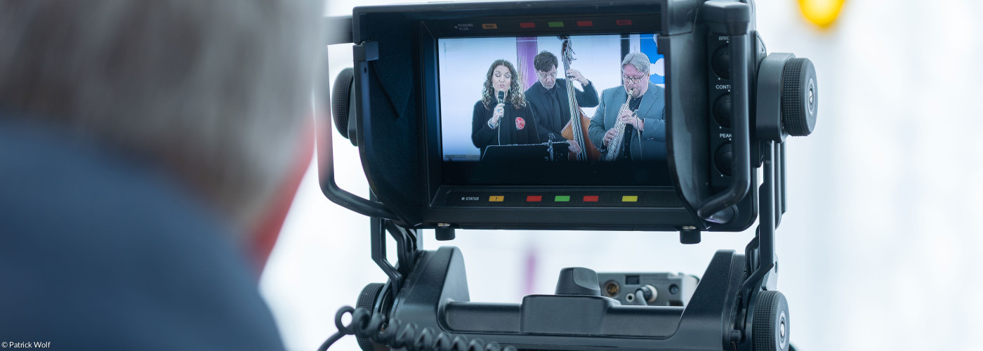 Ein Blick durch die Kamera beim TV-Gottesdienst