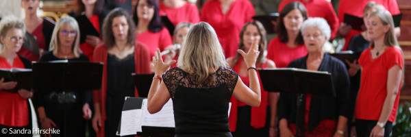 Chorsängerinnen vor dem Altar in einer Kirche