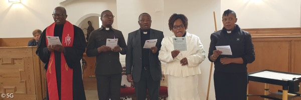Gäste aus Mwika singen im Gottesdienst in Neustadt