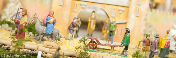 Maria und Josef mit dem Jesuskind als kleine Schnitzfiguren