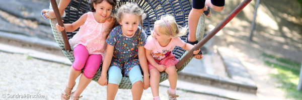 Schaukelnde Kinder