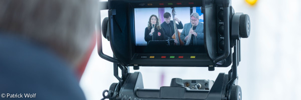 Ein Blick durch die Kamera beim TV-Gottesdienst