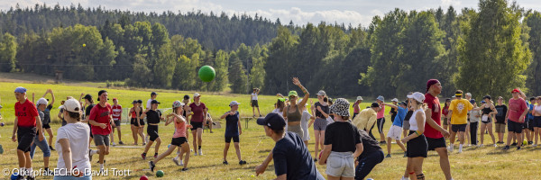 Spiel auf einer großen Wiese mit 100 Jugendlichen