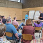 Die Dekane stellen an der Flipchart Infos aus dem Dekanat vor