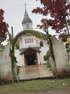 Geschmückte Kirchentür am Heiligabend in Papua-Neuguinea