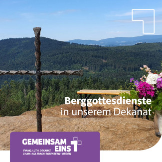 Gipfelkreuz mit Blick auf den Bayerischen Wald