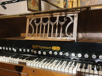 Tasten und Registerknöpfe eines Kunstharmoniums