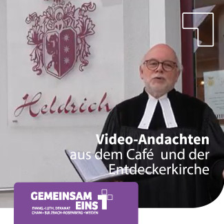 Pfarrer Ahnert vor der Tür eines Cafés