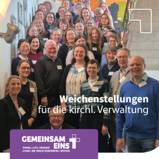 Mitarbeitende der Verwaltung, Dekaninnen und Dekane sitzen auf einer Treppe