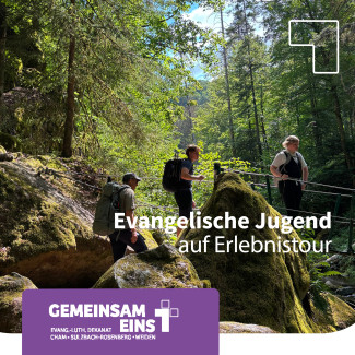 Drei Jugendliche auf einer Hängebrücke