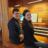 Valerij und Anna Magdalena Bukreev sitzen gemeinsam auf der Orgelbank