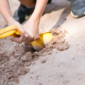 Schaufel im Sandkasten
